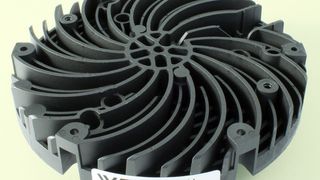 Kühlkörper für LED-Lichtsystem von Vossloh-Schwabe. Er besteht aus einem wärmeleitfähigen, mit 50 Gew.-% Graphit gefüllten Polyamid-6-Compound von LATI. Dank der hohen Fließfähigkeit der Schmelze lassen sich auch komplex geformte Bauteile mit geringen Wandstärken problemlos fertigen. (Bild: Lati)