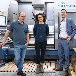 Waldemar Maul, Anna Maul und WFL Sales Manager Andreas Lehner vor der neuen M35 Millturn.