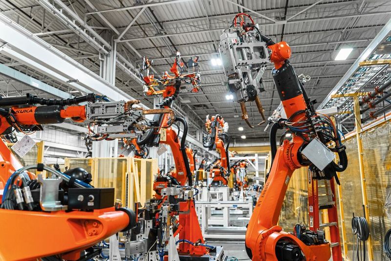 Seit vielen Jahren optimiert KUKA sein Produktportfolio auf die speziellen Anforderungen, die bei der Batterieproduktion für die Automobilindustrie erfüllt werden müssen. (Bild: Kuka)