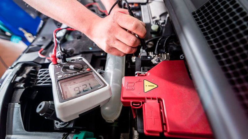 Beim Praxis-Tag des Kfz-Gewerbes Bayern geht es unter anderem um Batterie-Diagnose und -Service für Elektrofahrzeuge.(Bild:  Promotor)