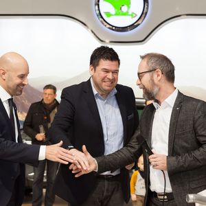 Zum Neubau gratulierte Michael Günther (re.), Leiter der Skoda-Vertriebsorganisation in Deutschland.(Bild:  Hardenberg-Gruppe)