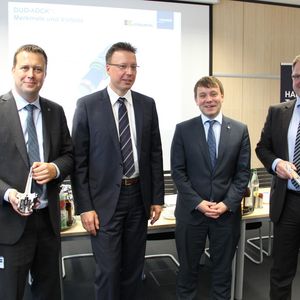 Oliver Sax, Haimer, Dr. Tilo Krieg, Kennametal, Andreas Haimer und Thilo Müller, Kennametal, (v. li.) stellten die Duo-Lock-Schnittstelle vor.