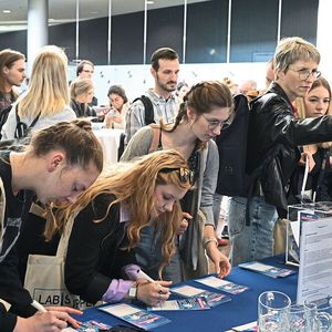 Am Empfang können sich die Besucher für das Gewinnspiel eintragen und zudem gegen eine Newsletter-Anmeldung die begehrten Plüschmikroben (rechter Bildrand) bekommen.   Mehr Infos zu den kommenden LAB-SUPPLY-Messen finden Sie auf www.lab-supply.info(Bild:  Stefan Stark)