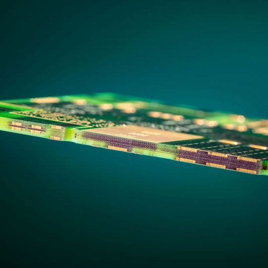 Drei Möglickeiten: Beim HSMtec-Verfahren werden massive Kupferelemente selektiv an Stellen mit hohen Strömen in den Innenlagen und unter den Außenlagen des FR4-Multilayers verlegt. Iceberg und Dickkupfer sind weitere Techniken. Drei Möglickeiten: Beim HSMtec-Verfahren werden massive Kupferelemente selektiv an Stellen mit hohen Strömen in den Innenlagen und unter den Außenlagen des FR4-Multilayers verlegt. Iceberg und Dickkupfer sind weitere Techniken.