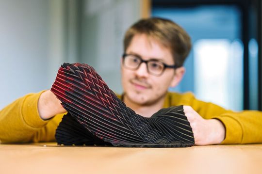 Der Informatiker Bruno Fruchard präsentiert ein Textil, das je nach Dehnungsgrad seine Leitfähigkeit verändert. Der Informatiker Bruno Fruchard präsentiert ein Textil, das je nach Dehnungsgrad seine Leitfähigkeit verändert.