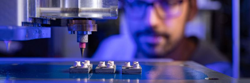 In einem Labor der TU Chemnitz werden beim 3D-Druck von Gehäusen für leistungselektronische Bauelemente keramische und metallische Pasten genutzt, um die Bauteilgeometrie zu erzeugen. In einem Labor der TU Chemnitz werden beim 3D-Druck von Gehäusen für leistungselektronische Bauelemente keramische und metallische Pasten genutzt, um die Bauteilgeometrie zu erzeugen.