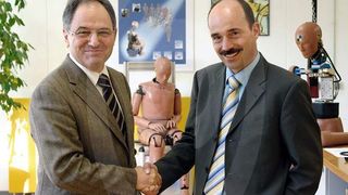 Vertragsabschluss zwischen Friedrich Ast (links), bisheriger Geschäftsführer MSC Automotive GmbH und Rolf Sonderegger (rechts), CEO Kistler Gruppe. (Archiv: Vogel Business Media)