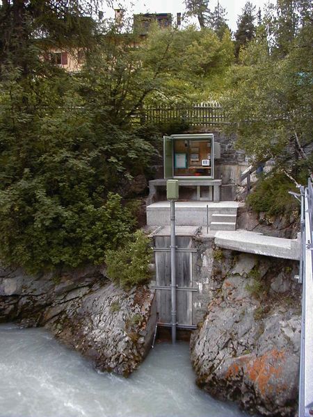 Überwachungsstation am Berninabach in Pontresina mit Memograph M als Frühwarnsystem für Hochwasser und Verschmutzung. (Archiv: Vogel Business Media)