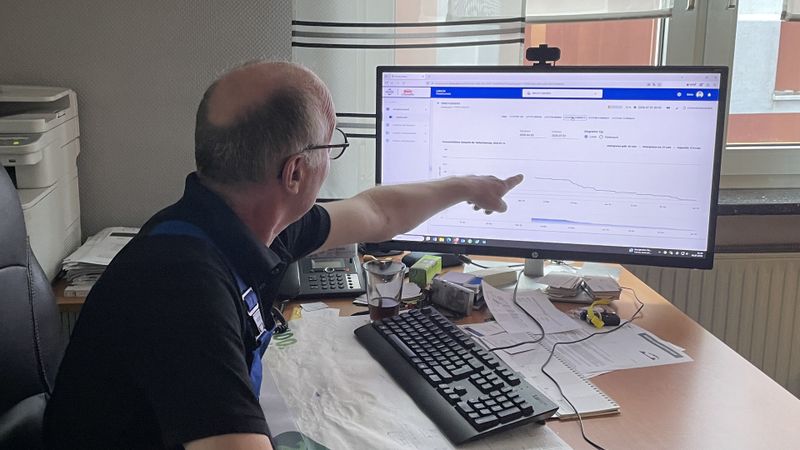 Dank mehrerer „SmartLevel“-Füllstandssensoren hat Volker Bolte die Vorratsmengen der Fässer mit seinen „Rennerölen“ umfassend im Blick. Die digitale Erfassung der Füllstände über den zeitlichen Verlauf erlaubt ihn eine präzise Prognose für Nachbestellungen. (Bild: FUCHS LUBRICANTS GERMANY GmbH)