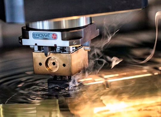 Berliner Forscher untersuchen, ob man Werkzeugelektroden aus Wolframkarbid-Cobalt (WC-CO) für das Senkerodieren (der Prozess hier im Bild) nicht aus dem Pulver des Elektrodenwerkstoffs additiv fertigen kann. Dass das funktioniert per Laser Powder Bed Fusion durchaus, haben sie jetzt bewiesen. Hier ihre Ergebnisse. (Bild:  Erowa)