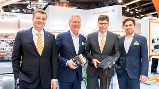 (v.l.) Michael Matthesius, Leiter Division Automation Products & Solutions der Weidmüller Gruppe, Gerhard Luftensteiner, CEO von Keba, Volker Bibelhausen, Technologievorstand der Weidmüller Gruppe, und Christian Gabriel, Vice President Automation von Keba, besiegeln ihre Partnerschaft auf der SPS IPC Drives 2018.  (Weidmüller)
