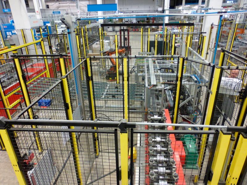 Die beiden Servo-Flexipressen von Dimeco, die bei Nordeon im Einsatz sind, sind miteinander verheiratet. Sie fertigen jeweils ein Endprodukt (Tragschiene beziehungsweise Lichtträger des Lichtbandsystems), wovon das eine am Ende der Strecke automatisiert zum anderen befördert wird und schließlich beide geclincht werden. (Fiinus)