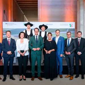 Feierten zusammen das Richtfest der FFB Fab v.l.n.r.: Fraunhofer FFB Institutsleiter Prof. Dr. Jens Tübke, Vorstand für Forschungsinfrastrukturen und Digitalisierung der Fraunhofer-Gesellschaft Prof. Dr. Axel Müller-Groeling, Bundesforschungsministerin Dorothee Bär, NRW-Ministerpräsident Hendrik Wüst, stellvertretende Ministerpräsidentin und NRW-Wirtschaftsministerin Mona Neubaur, NRW.URBAN Geschäftsführer Henk Brockmeyer, Oberbürger der Stadt Münster Tilman Fuchs, Fraunhofer FFB Institutsleiter Prof. Dr. Simon Lux, Carpus + Partner Architekt Thomas Habscheid-Führer. (Bild: Michael Möller)
