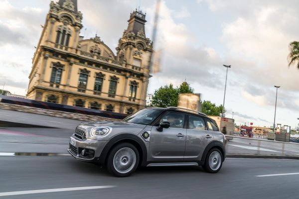Der MINI Cooper S E Countryman ALL4 ist der erste Mini, bei dem ein Plug-in-Hybrid-Antrieb die Möglichkeit zu rein elektrischer und damit lokal emissionsfreier Mobilität eröffnet. (Mini)