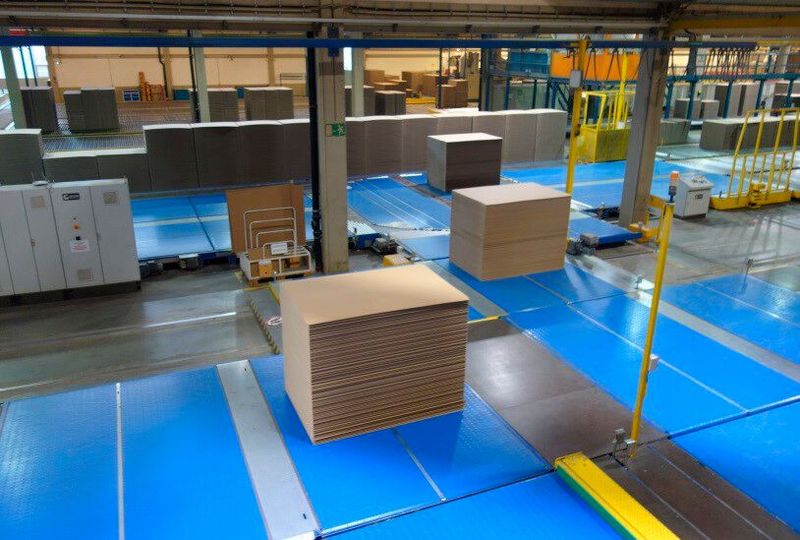 Blick auf einen Teil des Areals bei Nestler, wo die fertigen Wellpappeabschnitte automatisch transportiert werden. (Bild: GKD)
