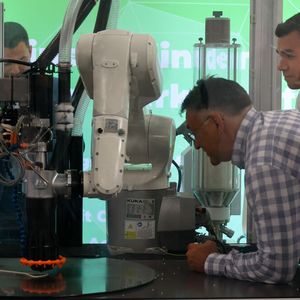 3D-Druck mit Roboterunterstützung: Auf der Messe fertigt das System unter anderem eine Halterung für einen Kopfhörer.(Bild:  Maschinenmarkt/rw)