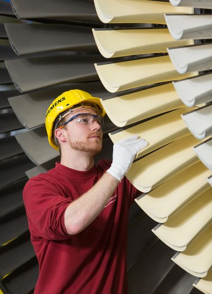 Genau hinsehen, damit auch alles stimmt. (Bild: Siemens/Dietmar Gust)