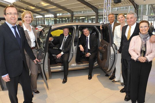 Die Unternehmerfamilie mit Ehrengästen (von links): Opel-Vertriebschef Michael Klaus, Monika Gieraths-Heller, Landrat Rolf Menzel, der Bürgermeister von Bergisch Gladbach, Lutz Urbach, Bundestagsabgeordneter Wolfgang Bosbach, Gabriele Gieraths, Autohändler Willy Gieraths und Irmgard Gieraths. (Archiv: Vogel Business Media)