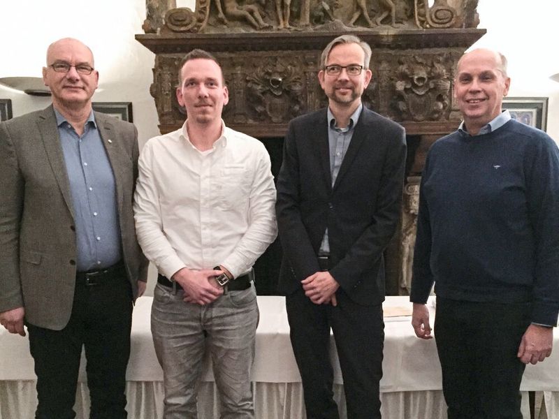 Bei der Preisverleihung des VDI: Prof. Dr. Stefan Vöth, Julian Tschersich, Prof. Dr. Peter Frank, VDI-Vorsitzender des Bochumer Bezirksvereins, und Dipl. Ing. Frank Baumann von Mönninghoff (v.l.). (VDI Bochum)