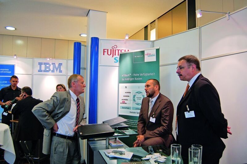 Rainer Steen (re.) von Fujitsu Siemens im Kundengespräch. (Archiv: Vogel Business Media)