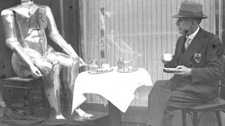 Der englische Ing.-Kapitän W.H. Richards führt seinen künstliche Maschinenmenschen „Robot“ 1930 im Berliner Wintergarten vor. (Bild: commons.wikimedia.org/Bundesarchiv)