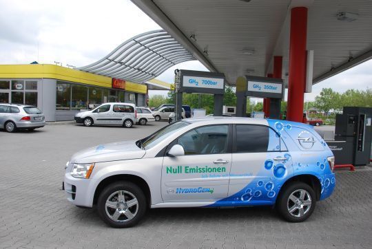 Der Opel Hydrogen 4 an der Tankstelle: In Höchst lassen sich gasförmiger Wasserstoff mit 350 oder 700 bar sowie flüssiger, tiefkalter Wasserstoff tanken. (Archiv: Vogel Business Media)