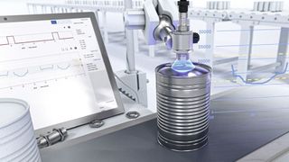 Qualitätskontrolle an der Abfüllanlage. Der IO-Link Induktivsensor erkennt ausgebeulte Deckel, die auf verdorbenen Inhalt hindeuten. Bei den Testläufen nimmt die Baumer Sensor Suite (BSS) dem Entwickler Arbeit ab, weil er dabei nicht die SPS anpassen muss. (Bild: Baumer)