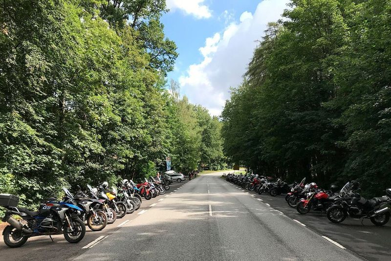 Alle Teilnehmer trafen sich am späten Vormittag am Waldhaus Engländer zu einer ersten Kaffeepause. (Dotzler, Dominsky, Lacher, Maderner, Michel, Rosenow, Schweitzer/»kfz-betrieb“)