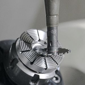 Hier kommt das Nutex Mono zum Einsatz, um die notwendigen Schlitze in diesem rostfreien Instrument zu fräsen.(Bild:  Alesa AG)