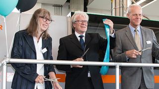 Feierliche Einweihung der nach eigenem Bekunden weltweit größten Anlage für das Laserschmelzen, der X-Line 2000-R, am 1. Juni 2017 auf dem Gelände der RWTH Aachen. Unter den rund 40 gelanden Gästen befanden sich unter anderem (v.l.n.r.): Prof. Dr. Doris Samm und Prof. Dr. Andreas Gebhardt, beide von der FH Aachen, sowie Prof. Dr. Reinhart Poprawe vom Fraunhofer-Institut für Lasertechnik. (FH Aachen/Arnd Gottschalk)