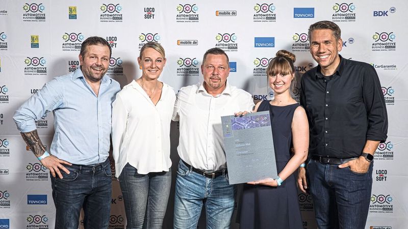 Das Autohaus Andreas Ehrl war beim Automotive Business Award 2023 erfolgreich in der Kategorie Service und platzierte sich dort als Gewinnerbetrieb. Das lag auch am vorbildlichen Umgang der Geschäftsführung mit dem Team: Genau so wichtig wie eine hohe Kundenzufriedenheit ist bei Ehrl eine hohe Mitarbeiterzufriedenheit. (Bild: Stefan Bausewein)