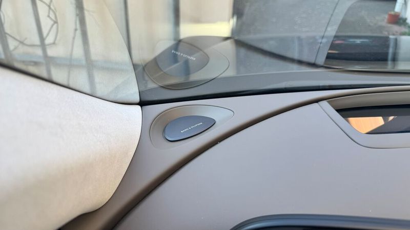 Perfekt integriert: Die Hochtöner sind im Ruhezustand versenkt und fügen sich nahtlos ins elegante Innenraumdesign ein. (Bild: Schreiner – VCG)