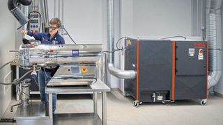 Der Entstauber Dustomat Dry von Esta erfasst via Absaugarm punktgenau die Stäube, die beim Befüllen des BHS-Horizontaltrockners entstehen. (Bild: Esta)