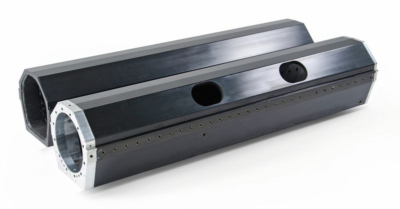 CFK-Z-Schlitten vor und nach der Endbearbeitung sowie der Bestückung mit wenigen Montageteilen aus Metall. (Bild: MAP Magdeburg)