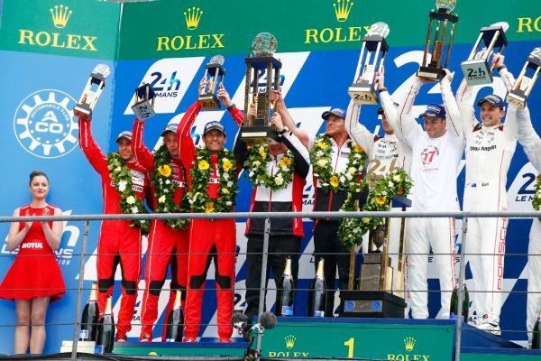 Das Porsche Team der 24 Stunden von Le Mans 2015 (von links): Timo Bernhard, Brendon Hartley, Mark Webber, Fritz Enzinger, Leiter LMP1, Nico Huelkenberg, Nick Tandy, Earl Bamber (Bild: Porsche)