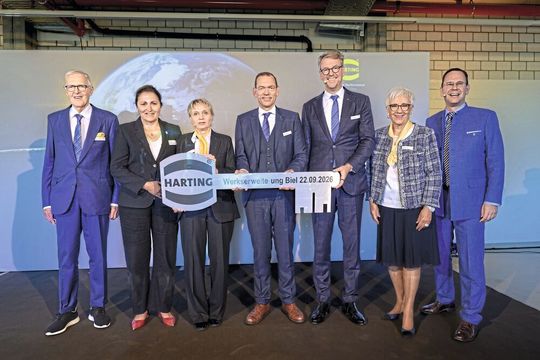 Mit der Schlüsselübergabe markiert Harting symbolisch den Abschluss der Werkserweiterung in Biel. Im Bild (v. l. n. r.): Senior-Chef Dietmar Harting, Glenda Gonzalez Bassi, Stadtpräsidentin Biel, Susanne Giehl, Managing Director Harting Biel, Andreas Conrad, Vorstand Operations, CEO Philip Harting, Senior-Chefin Margrit Harting und Dr. Sebastian Friess, Vorsteher des Amts für Wirtschaft für den Kanton Bern.(Bild:  Harting)