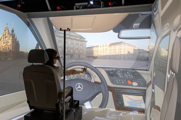 Mittels Simulation können die Ingenieure bereits im Cockpit platznehmen, ehe der erste Prototyp entstanden ist. (Foto: Ralf Schütze)
