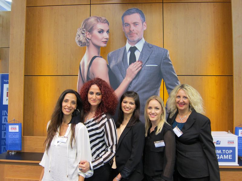 Hollywood-Flair am Empfang: Besa Agaj, IT-BUSINESS (2. v. l.), mit v. l. Lina Tucci, Nazanin Faghihzadeh, Selma Horvarth und Veronika Magerstädt, Ingram Micro                     (Bild: IT-BUSINESS)