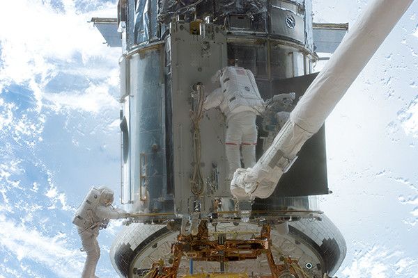 Reparaturen an Hubble bei der Wartungsmission 2002 (NASA/STScl)