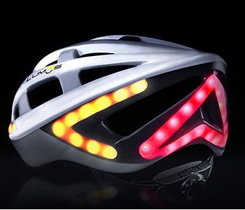 Der "Lumos" Fahrradhelm bietet integriertes Frontlicht, gelbe Blinker an den Seiten sowie ein per Accelerometer gesteuertes Bremslicht. Die Blinklichter lassen sich über einen am Lenker angebrachten Funk-Controller auslösen. Der "Lumos" Fahrradhelm bietet integriertes Frontlicht, gelbe Blinker an den Seiten sowie ein per Accelerometer gesteuertes Bremslicht. Die Blinklichter lassen sich über einen am Lenker angebrachten Funk-Controller auslösen.