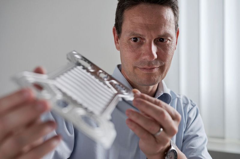 Peter Roth, Produktmanager bei Feintool, mit einer Bipolarplatte für Brennstoffzellen.