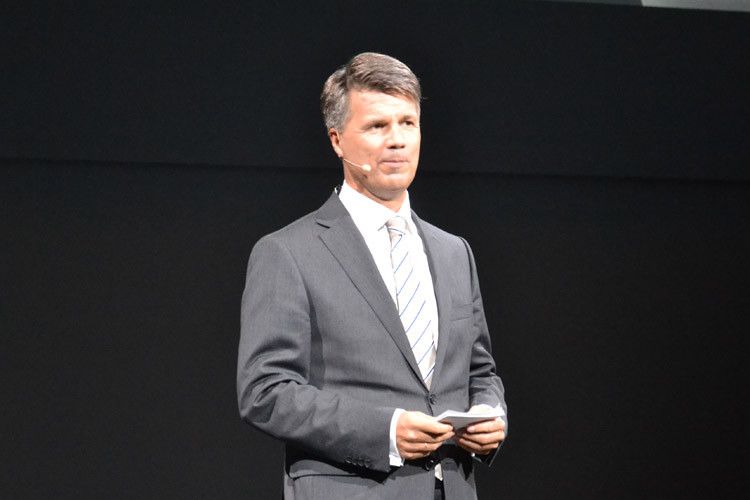 Nach einem kurzweiligen Spannungsbogen war es endlich soweit: BMW-Vorstand Harald Krüger redete nicht lange, er gab zügig die Einfahrt für den neuen Siebener frei. (Foto: Michel)