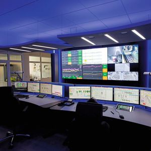 Das eigens für den Schichtbetrieb im Leitstand entwickelte, schallabsorbierende Deckensegel mit integrierter HCL-Lichtquelle fördert die Konzentrations- und Leistungsfähigkeit der Operator.(Bild:  Jungmann Systemtechnik)