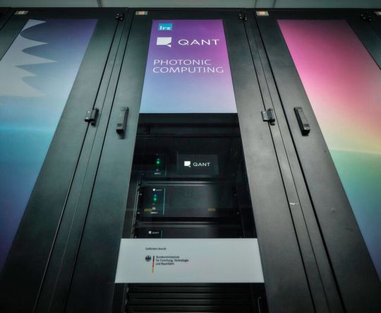 Das Leibniz-Rechenzentrum (LRZ) und das Jülich Supercomputing Centre (JSC) – zwei der führenden HPC-Rechenzentren Europas – haben die Native Processing Server in ihre operative HPC-Umgebung integriert. (Bild:  Qant)
