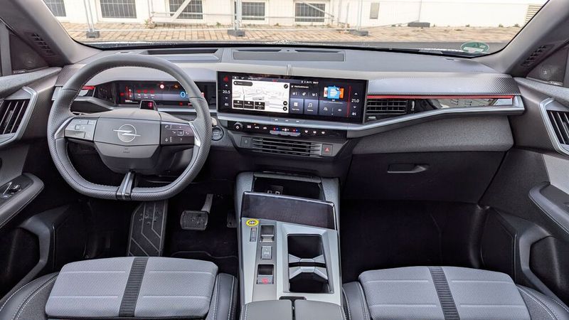 Abwechslungsreich gestaltet kann man auch das Cockpit nennen – uns hätte ein etwas ruhigeres Design besser gefallen. Immerhin erleichtert Opel die Bedienung mit zahlreichen haptischen Schaltern. (Bild: Rosenow – VCG)