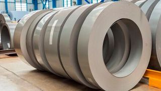 Ein fertiges Elektroband. Daraus kann man Elektrobleche stanzen, die dann die Blechpakete für Elektromotoren und Generatoren bilden. Der ZVEI hat jetzt ein Positionspapier erarbeitet, das belegt, wie wichtig Elektroband für die Klimaneutralität ist. Hier eine Zusammenfassung. (Bild: ZVEI)