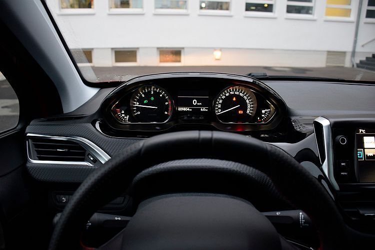Typisch Peugeot: die hochgelegten Instrumente über dem kleinen Lenkrad. (Rosenow)