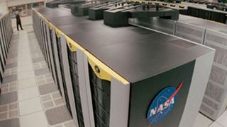 HPC beruht häufig auf Computer-Cluster; zu sehen ist hier eine Aufnahme des NASA Ames Research Center - Tom Trower aus dem Jahr 2004. Das Cluster bestand damals aus 20 SGI Altix-Systemen mit insgesamt 10.240 CPUs.  (gemeinfrei)