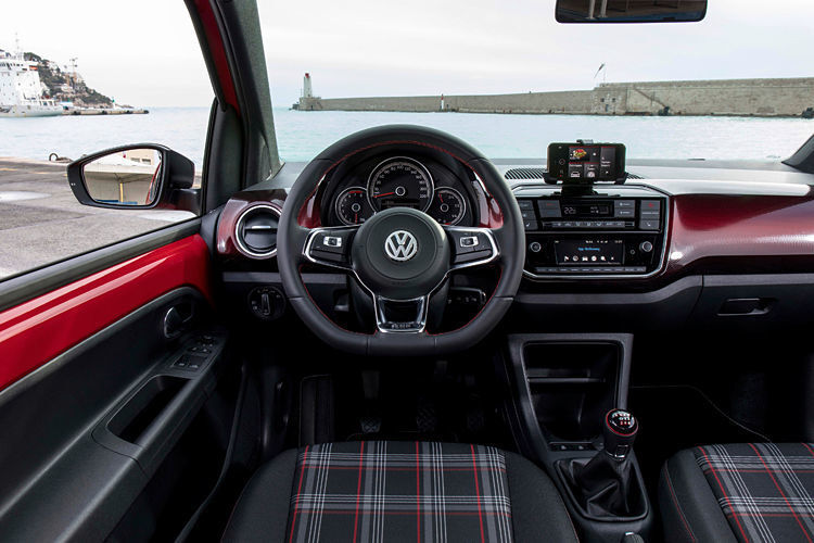 Das Karomuster der Sitzbezüge kennt man aus den GTI-Modellen von Golf und Polo. (VW)