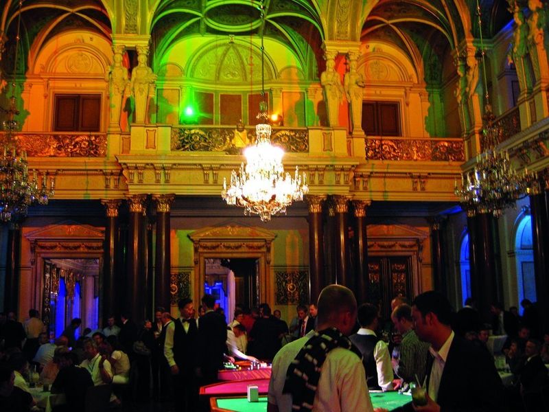 Das barocke Ambiente des Festsaals erstrahlte in buntem Farbenspiel. (Archiv: Vogel Business Media)